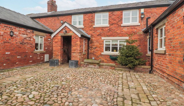 THE OLD COACH HOUSE, pet friendly, with hot tub in Bilsborrow