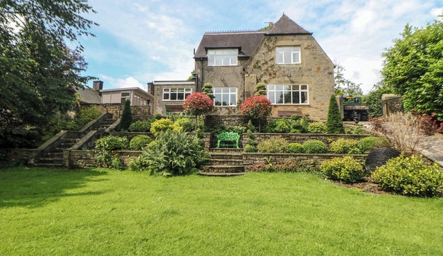 THE OLD COACH HOUSE, pet friendly, with a garden in Hartington