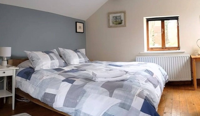 The Old Coach House. Quiet. Private. Historic. Off street parking. 5*.