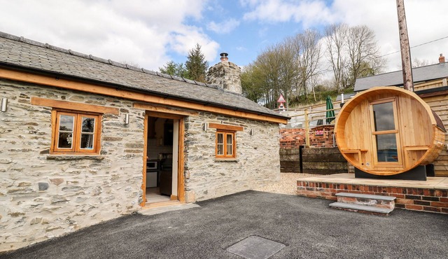 THE OLD COBBLERS SHOP, romantic, with hot tub in Llandrindod Wells