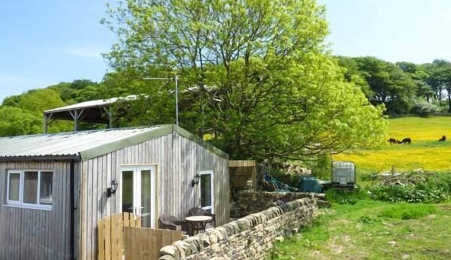 THE OLD CORN STORE, pet friendly, with hot tub in Haworth