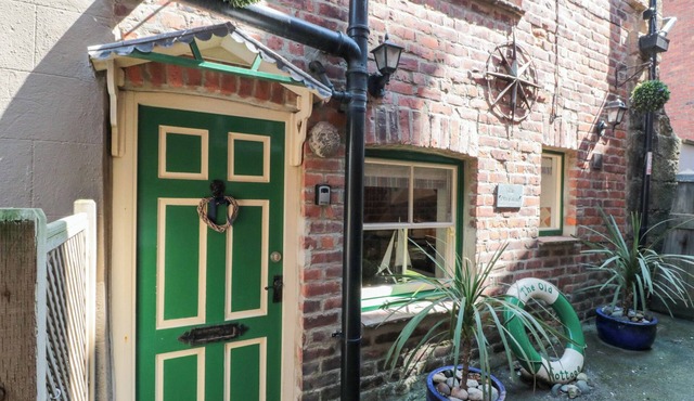 THE OLD COTTAGE, pet friendly, character holiday cottage in Staithes
