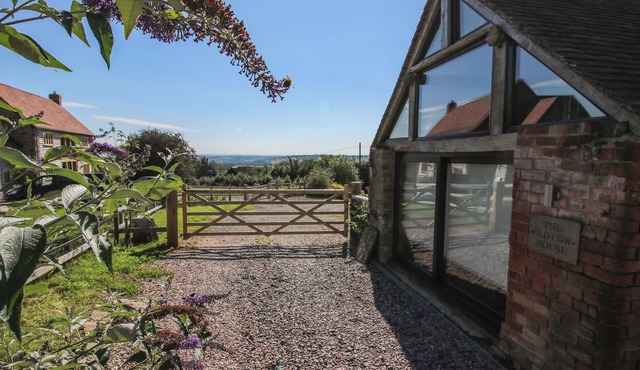 THE OLD COW HOUSE, pet friendly, with open fire in Ditton Priors