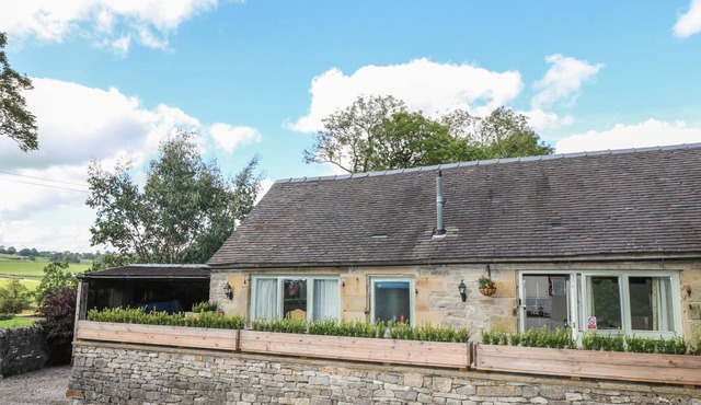 THE OLD COW SHED, pet friendly, with open fire in Alstonefield