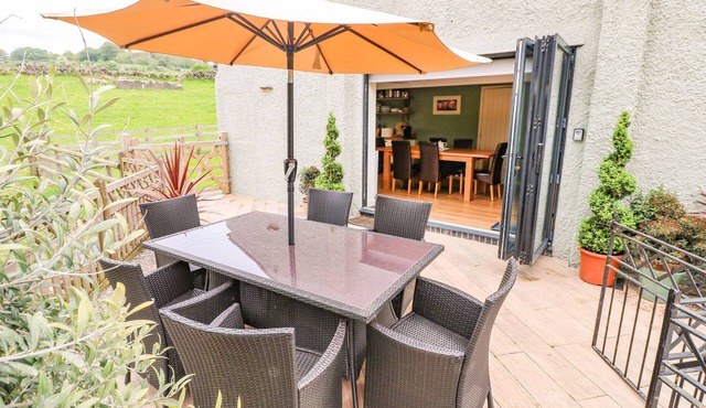 THE OLD COWSHEDS, pet friendly, character holiday cottage in Winster