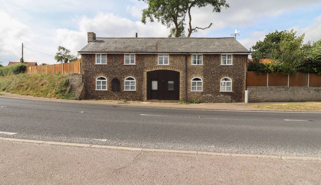 THE OLD CUSTOM HOUSE, pet friendly, with open fire in Wangford