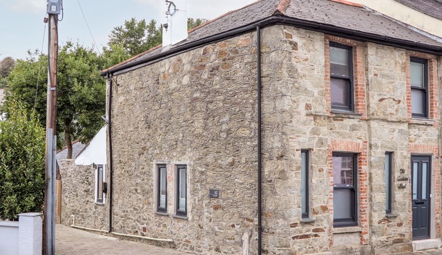 THE OLD CUSTOMS POST, pet friendly, with open fire in Flushing