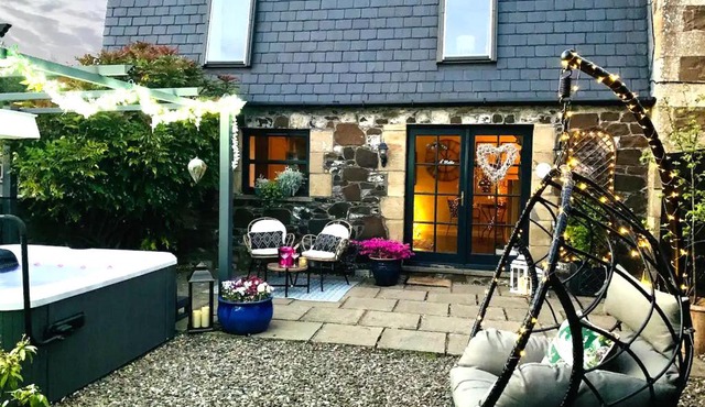 The Old Dairy - Cosy Country Cottage with Hot Tub & Log Burner