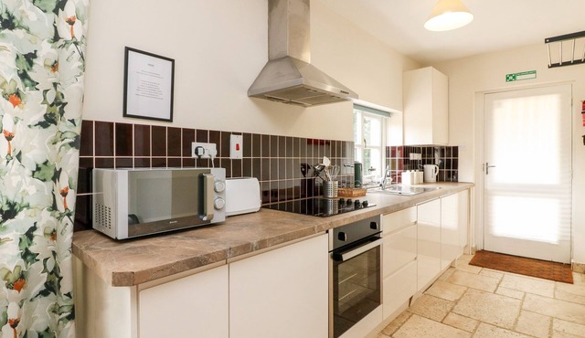 THE OLD DAIRY, family friendly, with pool in Winkleigh