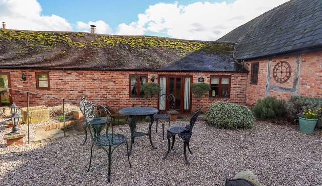 THE OLD DAIRY, pet friendly, with open fire in Church Stretton