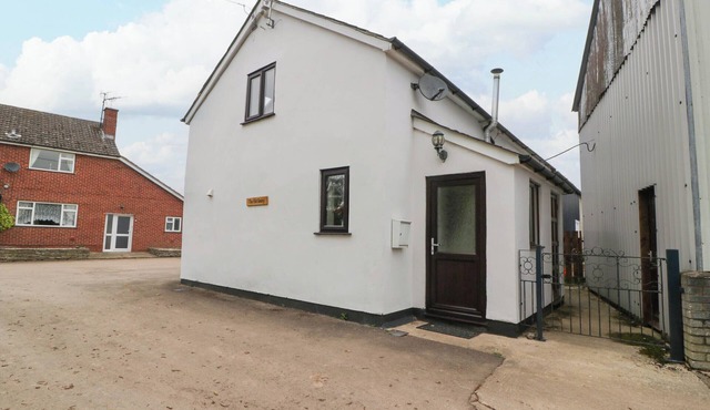 THE OLD DAIRY, pet friendly, character holiday cottage in Allensmore