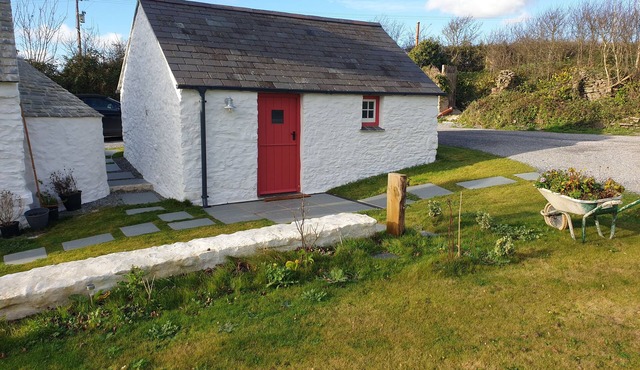 THE OLD DAIRY, pet friendly, character holiday cottage in Pembroke