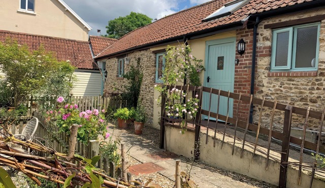 THE OLD DAIRY, pet friendly, with open fire in Colyton