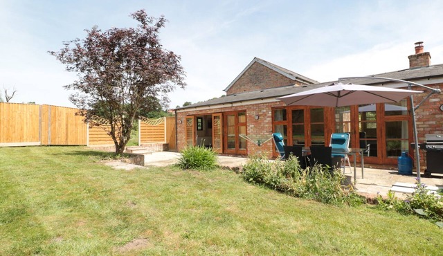 THE OLD DAIRY, pet friendly, with a garden in Newnham-On-Severn