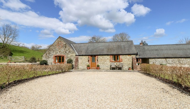 THE OLD DAIRY, pet friendly, with a garden in Gatcombe
