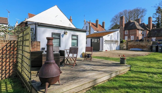 THE OLD DAIRY, romantic, character holiday cottage in Herne