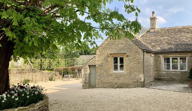 THE OLD DAIRY, romantic, character holiday cottage in Burford