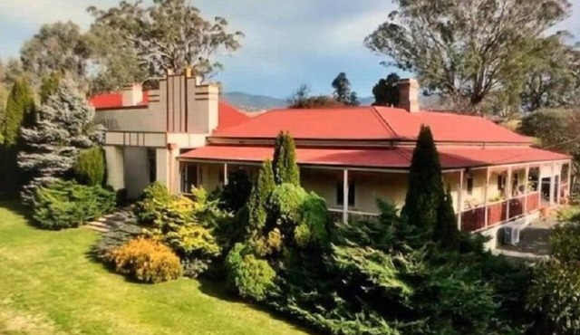 The Old Ensay Hotel House