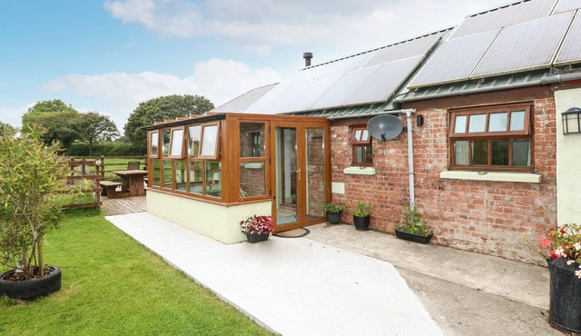 THE OLD FARM SHOP, pet friendly, with hot tub in Narberth