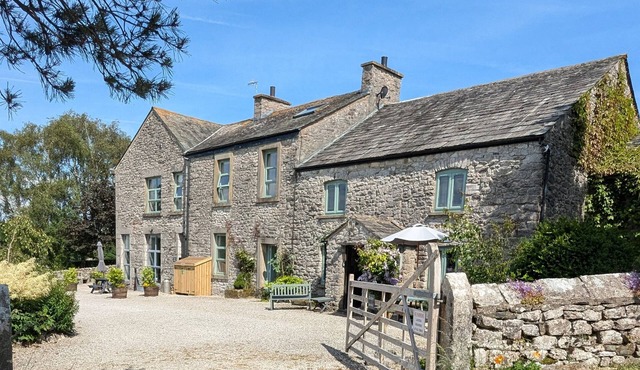 THE OLD FARMHOUSE AT BRACKENTHWAITE FARM, pet friendly in Arnside