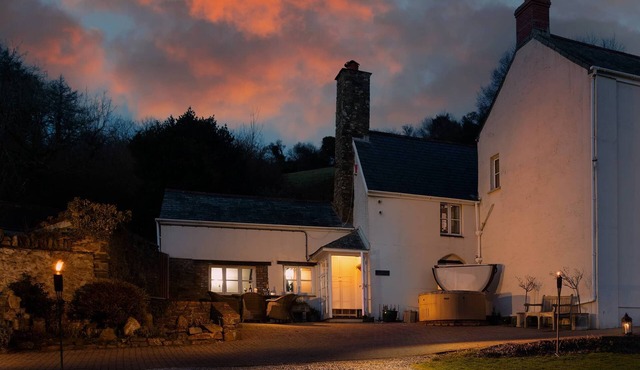 The Old Farmhouse - sleeps 6 guests in 3 bedrooms