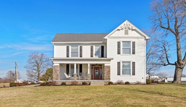 The Old Farmhouse Inn is a charming 4-bedroom Farmhouse in Rineyville, Kentucky