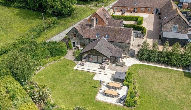 THE OLD FARMHOUSE, pet friendly, with hot tub in Westhope