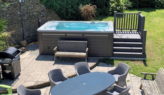 THE OLD FARMHOUSE, pet friendly, character holiday cottage in Pelynt