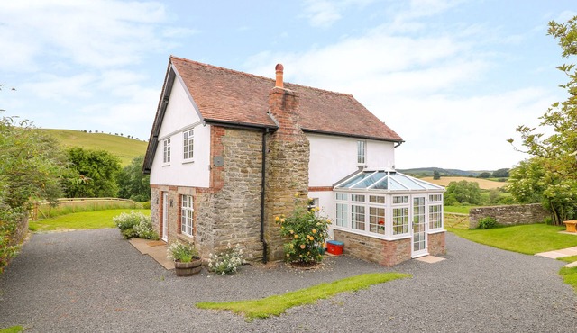 THE OLD FARMHOUSE, UPPER PITTS, pet friendly in Knighton