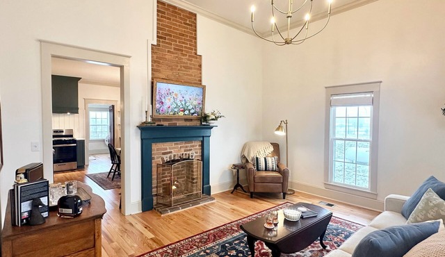 The Old Fashioned Farmhouse- Kentucky Bourbon Trail 3 bed 2 bath Farm Getaway