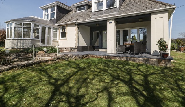 THE OLD FORGE, pet friendly, luxury holiday cottage in Shepton Mallet