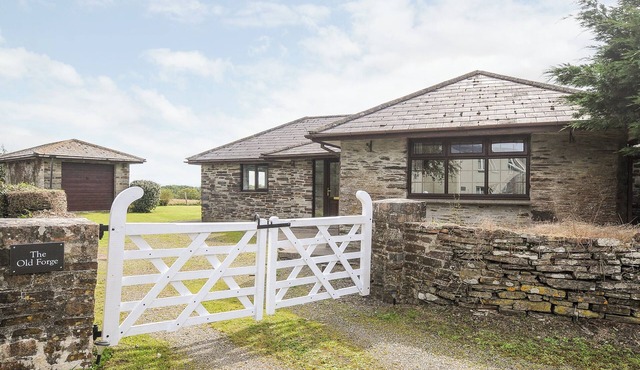 THE OLD FORGE, pet friendly, with a garden in Trerulefoot