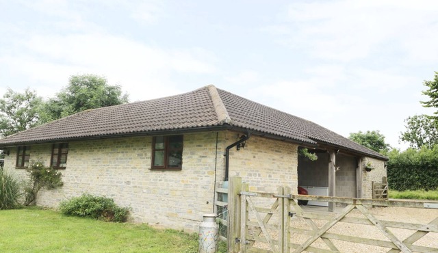 THE OLD GOAT BARN AT TROUT COTTAGE, pet friendly in Somerton