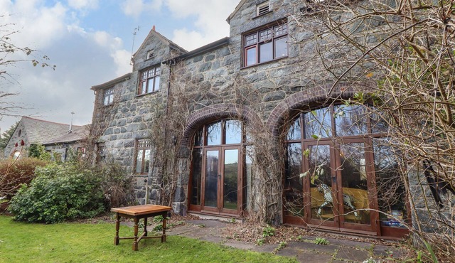 THE OLD GRANARY, pet friendly, character holiday cottage in Conwy