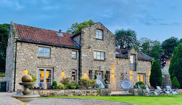 THE OLD GRANARY, pet friendly, with hot tub in Kirk Smeaton