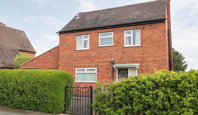 THE OLD GROCERY, pet friendly, with a garden in Barrow Hill