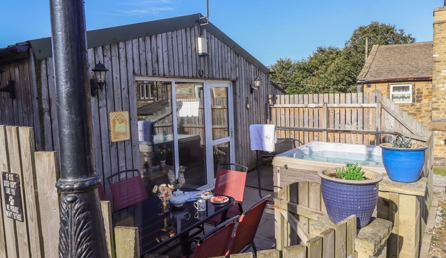 THE OLD HEN SHED, pet friendly, with hot tub in Haworth