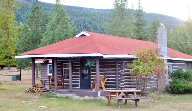 "The Old Homestead" An Original Homestead Cabin