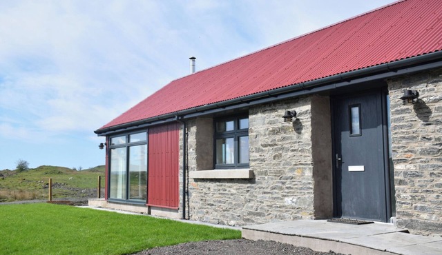 THE OLD HOUSE, BALURE, pet friendly, with open fire in Lismore