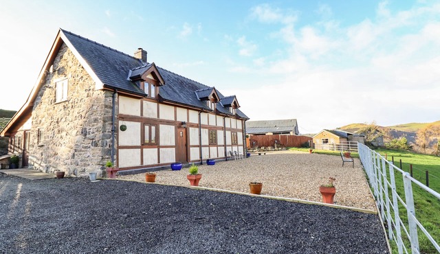 THE OLD HOUSE, family friendly, luxury holiday cottage in Llanidloes