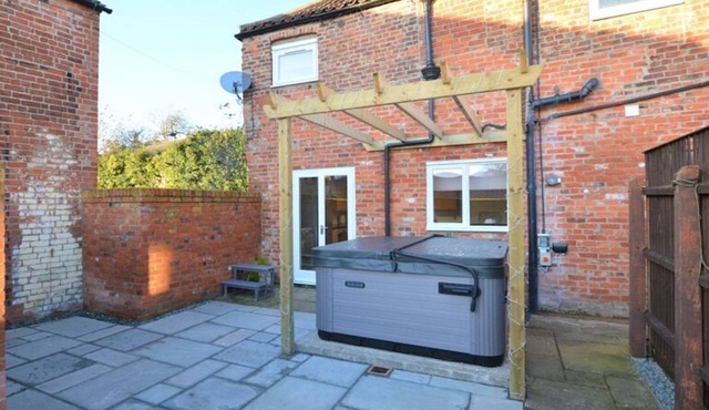 The Old Jolly Cottage with hot tub