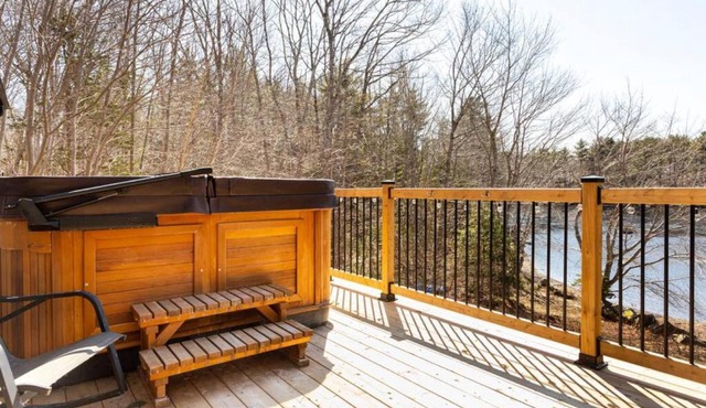 The Old Kettle Cabin with Hot Tub