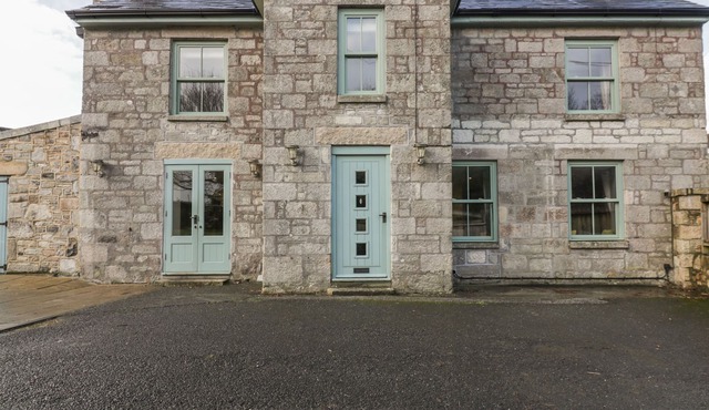 THE OLD KING'S ARMS, pet friendly, with open fire in St Stephen