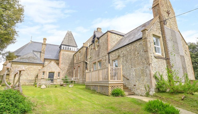 THE OLD KITCHENS, pet friendly, with open fire in Totland