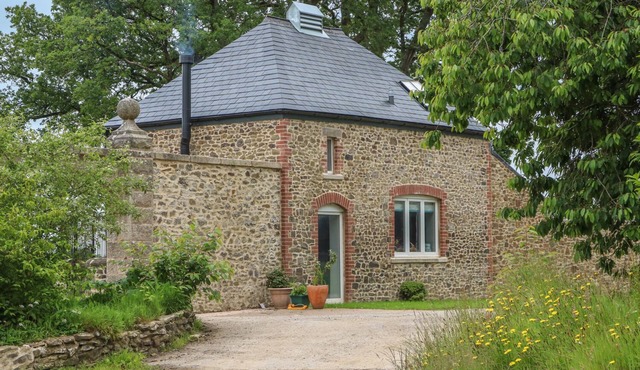 THE OLD LAUNDRY, pet friendly, with open fire in North Tawton