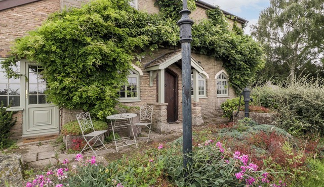 THE OLD LODGE, family friendly, luxury holiday cottage in Newent