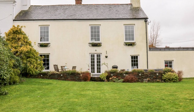 THE OLD MANOR HOUSE, pet friendly, luxury holiday cottage in Lifton