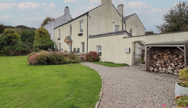 THE OLD MANOR HOUSE, pet friendly, with pool in Lifton