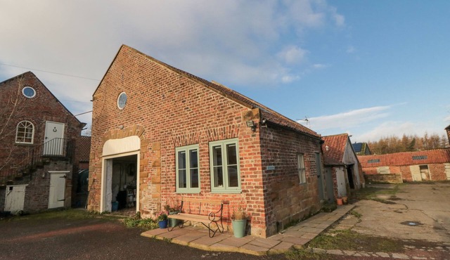 THE OLD MILK HOUSE, with a garden in Hutton Rudby