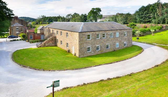 The Old Milking Parlour - 6 bedroom property with hot tub